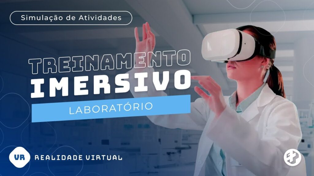 Mulher em jaleco branco usando headset de Realidade Virtual e interagindo com ambiente de laboratório virtual.