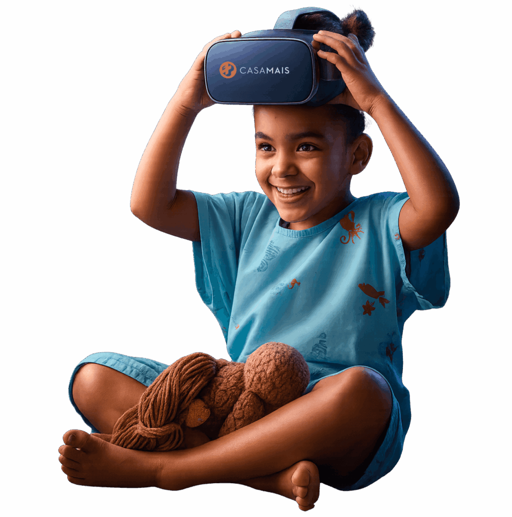 Criança sorrindo com óculos de Realidade Virtual da Casa Mais durante ação do projeto social Alegria Virtual