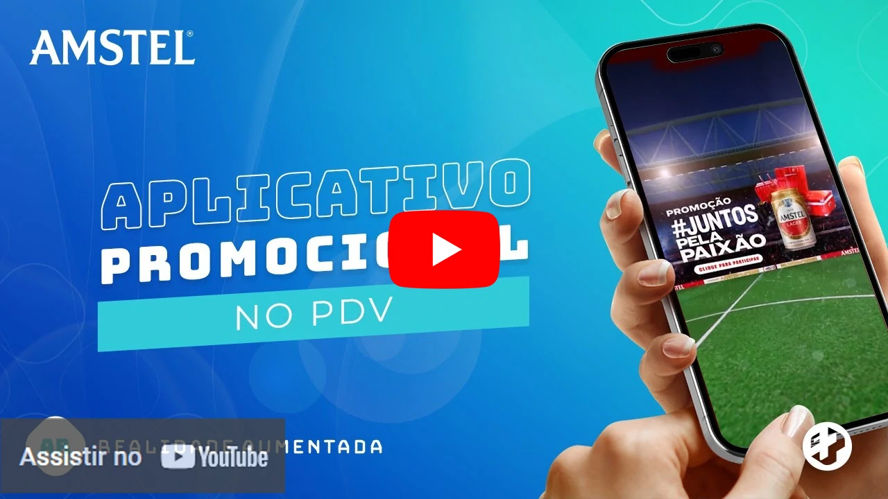 Celular exibindo promoção da Amstel com latas de cerveja em um campo de futebol, destacando uso de aplicativo em realidade aumentada no ponto de venda