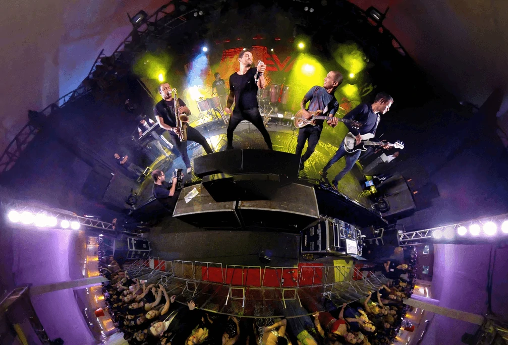 Show da Banda Eva capturado em 360 graus durante formatura com público ao redor do palco.