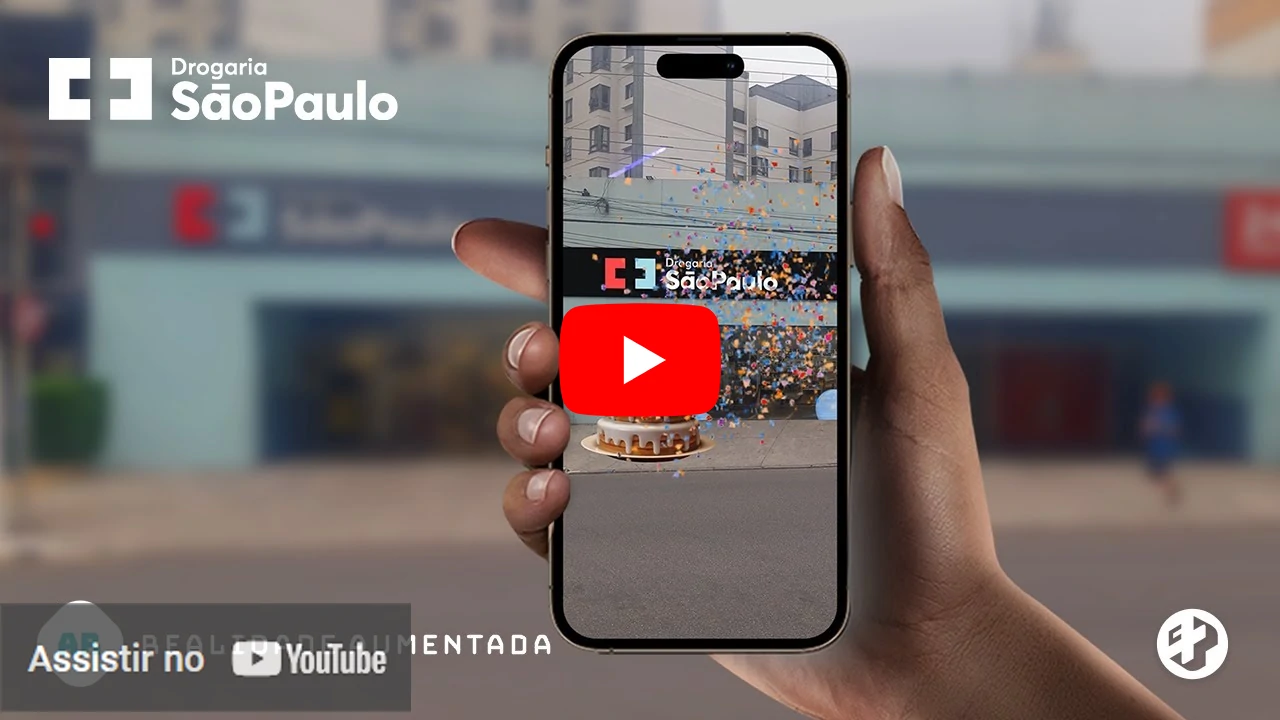 Celular exibe animação em AR com bolo e confetes em frente à Drogaria São Paulo