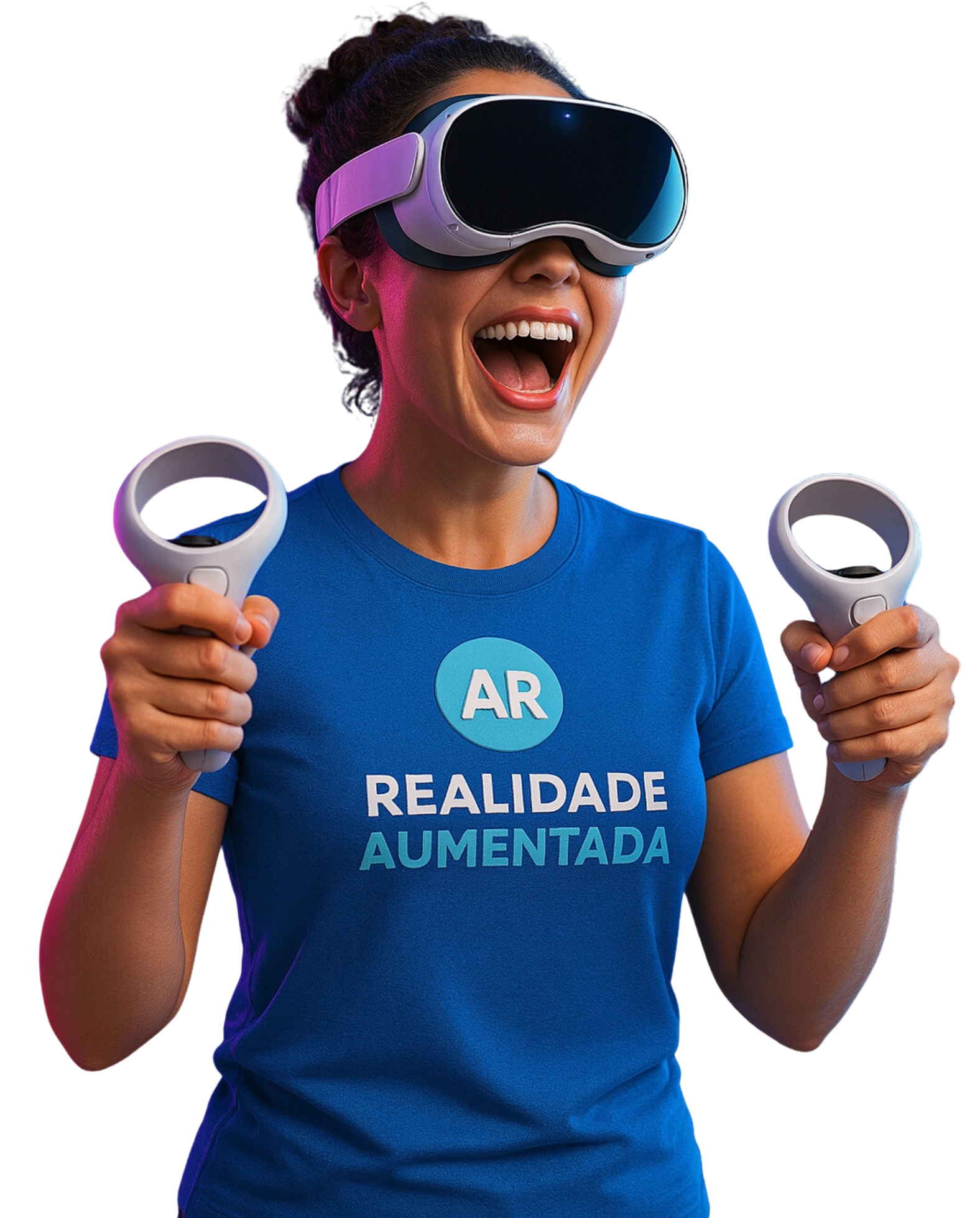 Mulher sorridente com óculos de Realidade Aumentada e camiseta AR segurando controles interativos.