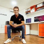 Fábio Costa, CEO da Casa Mais, em seu escritório, destaque na revista Sucesso S/A pela inovação em experiências imersivas