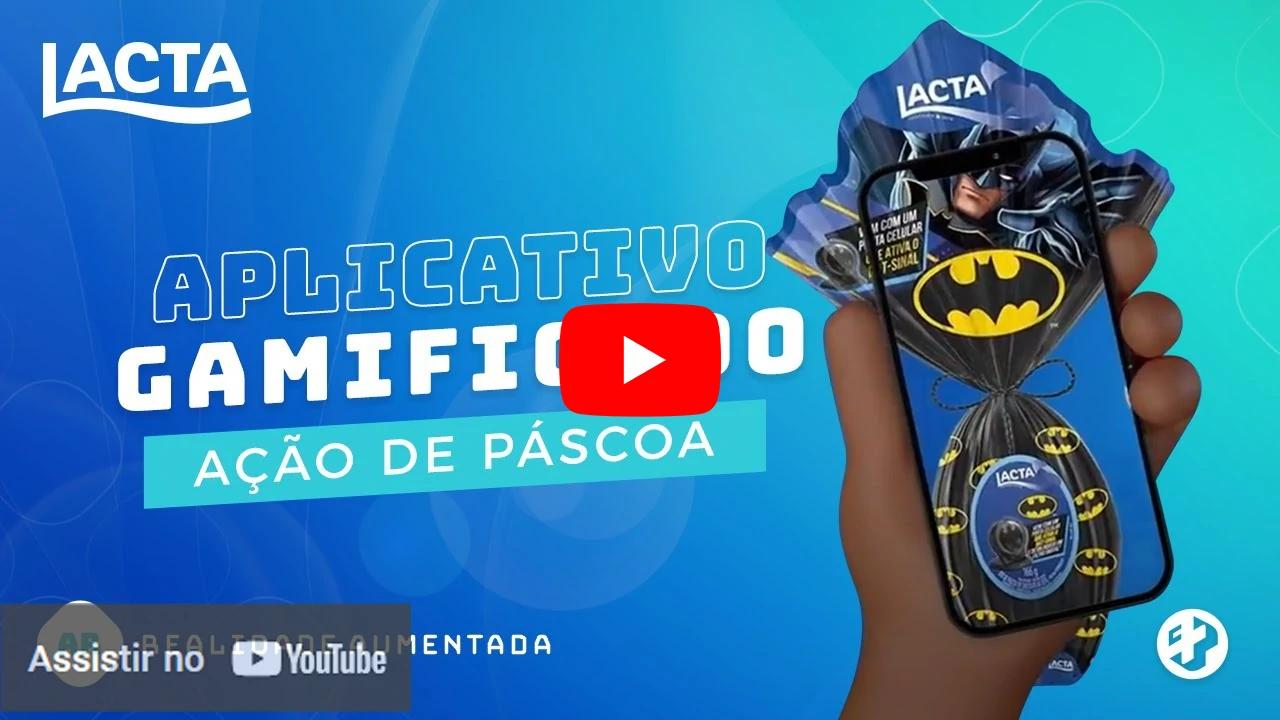 Embalagem de ovo de Páscoa da Lacta temática do Batman sendo escaneada por celular, destacando ação gamificada com realidade aumentada