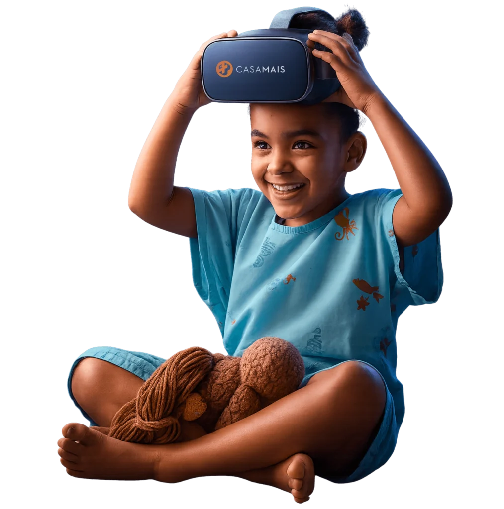 Menina sorridente com headset de realidade virtual da Casa Mais, segurando um bichinho de pelúcia