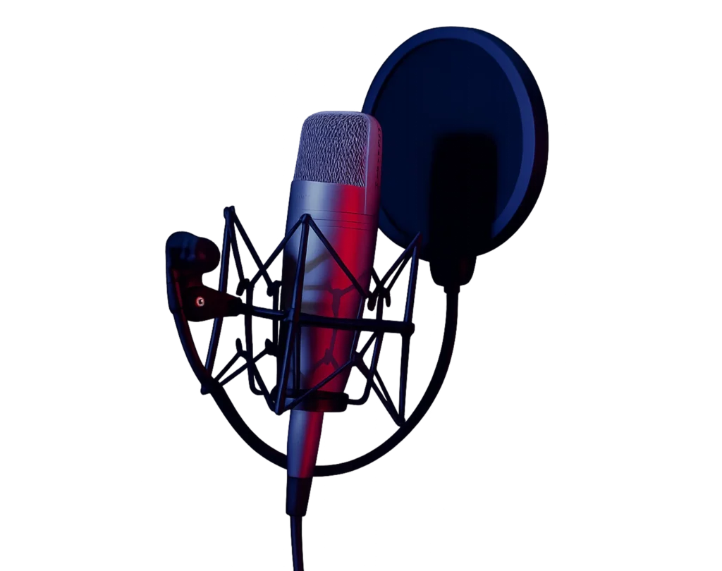 Microfone condensador com pop filter em estúdio escuro iluminado com luz azul e vermelha