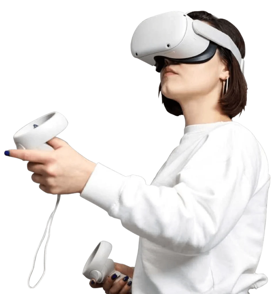 Mulher com cabelo curto usando óculos de realidade virtual e segurando controles VR