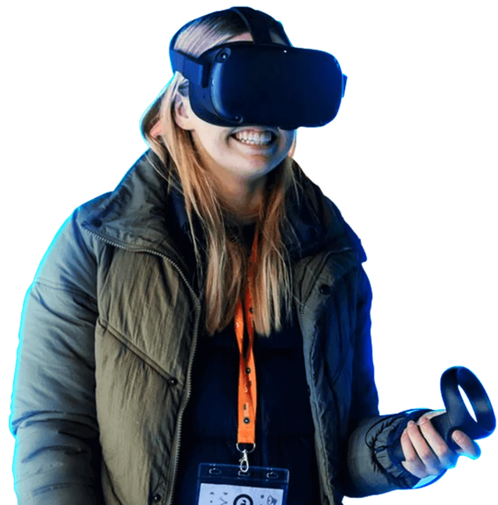 Mulher sorridente utilizando óculos de realidade virtual e controle em evento, com crachá de identificação