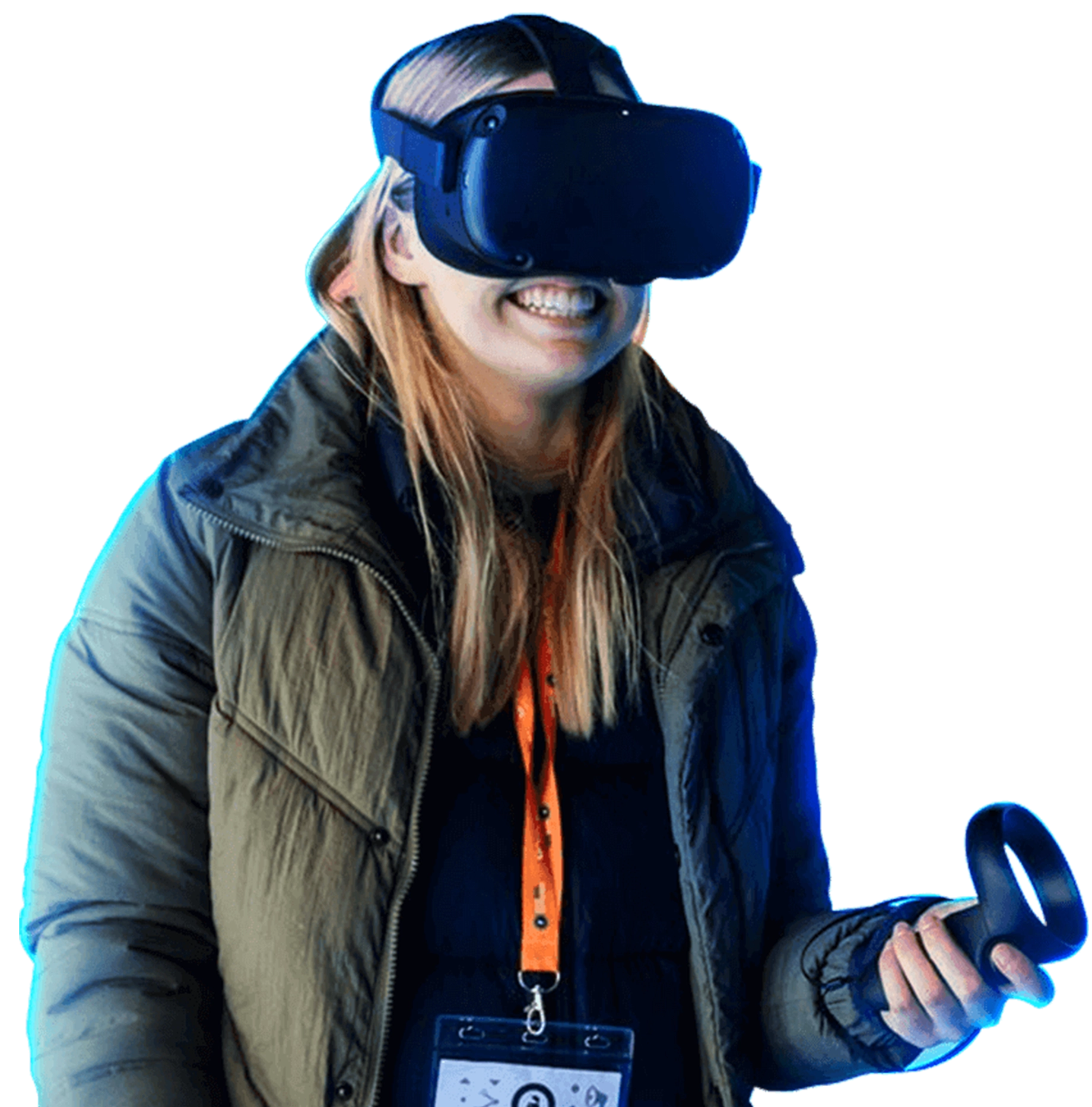 Mulher sorridente utilizando óculos de realidade virtual e controle em evento, com crachá de identificação