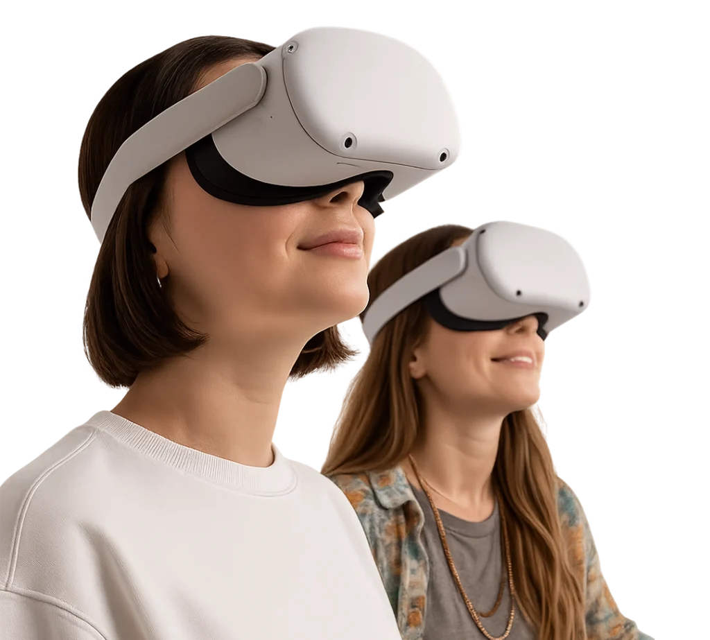 Duas mulheres usando óculos de Realidade Virtual, sorrindo e imersas em uma experiência digital.
