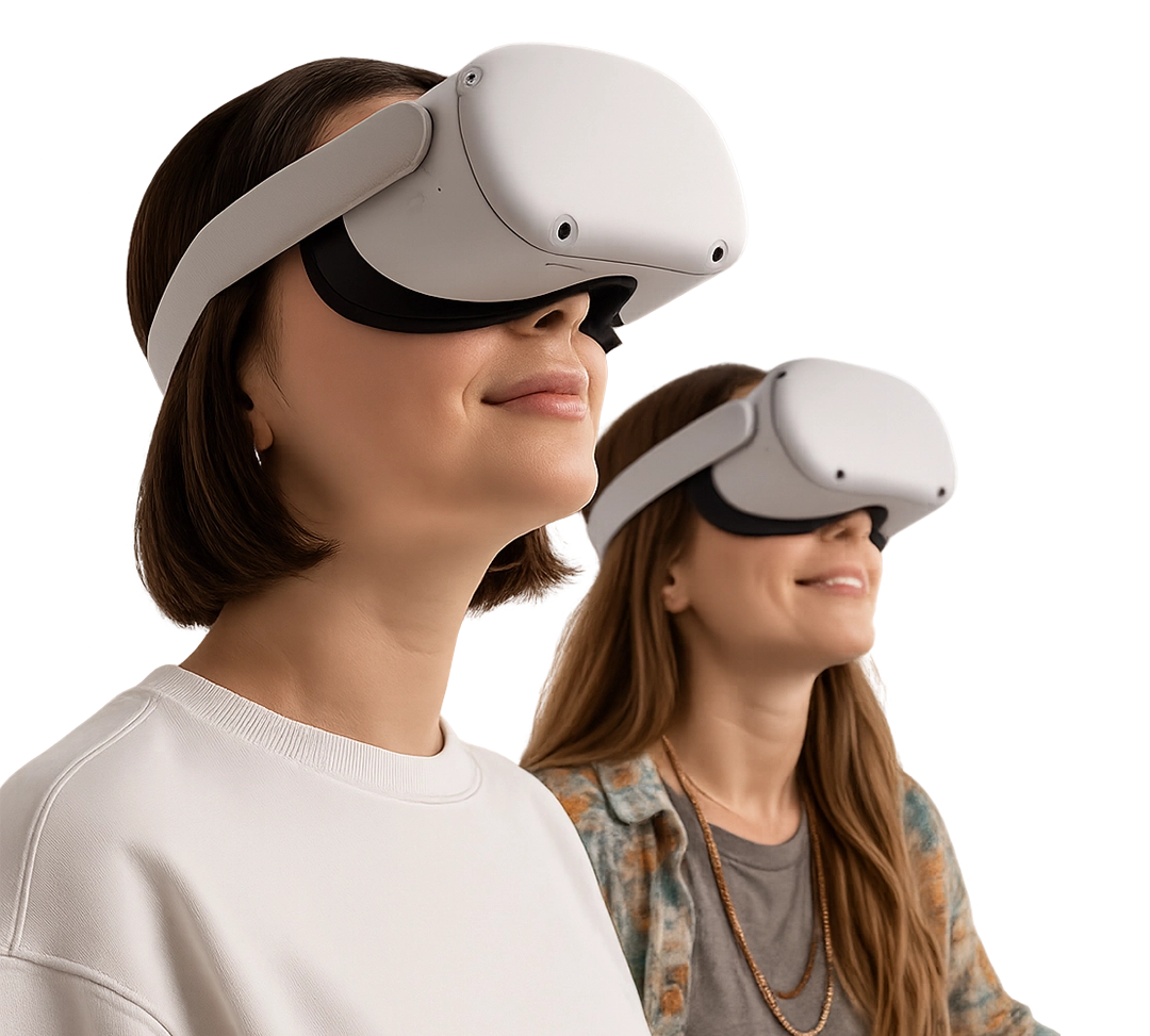 Duas mulheres usando óculos de Realidade Virtual, sorrindo e imersas em uma experiência digital.