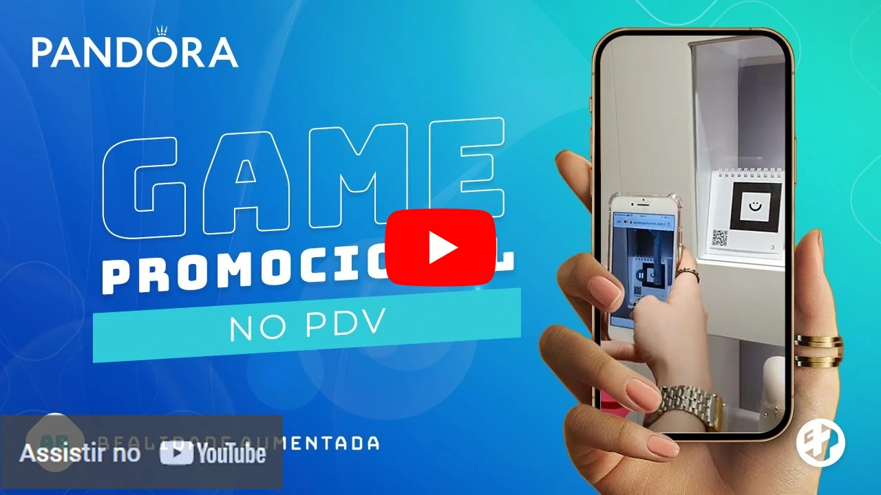 Mão segurando celular com game promocional da Pandora ativado por realidade aumentada no ponto de venda