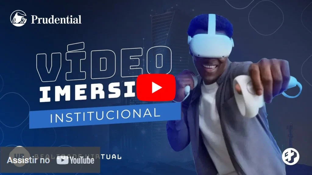 Homem negro sorridente utilizando óculos de realidade virtual com controles, promovendo vídeo institucional imersivo da Prudential