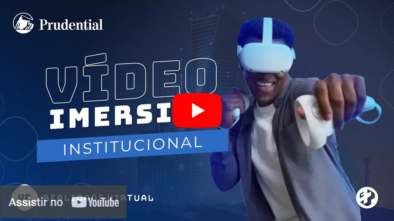 Homem negro sorridente utilizando óculos de realidade virtual com controles, promovendo vídeo institucional imersivo da Prudential