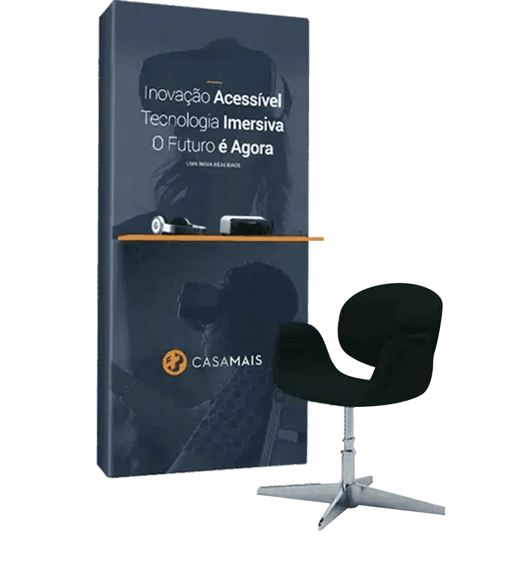 Totem expositivo com óculos de realidade virtual e cadeira preta da Casa Mais com slogan “O Futuro é Agora”