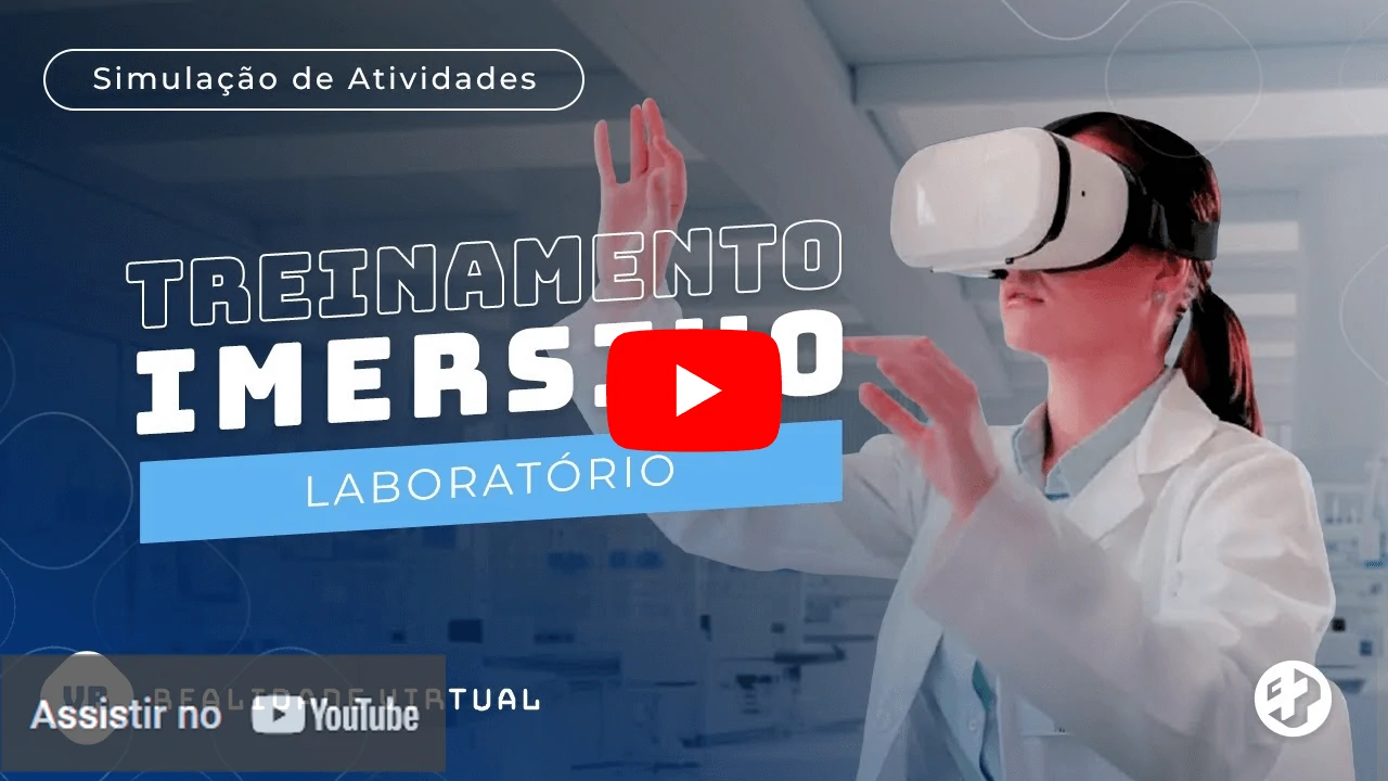 Mulher com jaleco e óculos VR simulando procedimentos laboratoriais em ambiente virtual