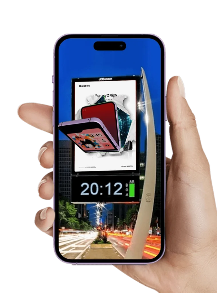 Pessoa segurando celular que exibe uma ação de realidade aumentada do smartphone Galaxy Z Flip5 saindo de um painel publicitário na Avenida Paulista.