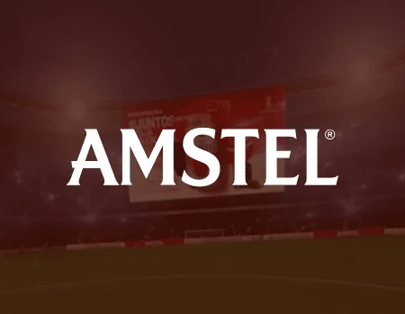 Miniatura de projeto em realidade aumentada (AR) da Amstel, com logotipo branco centralizado sobre fundo em tons de vermelho em ambiente de estádio.