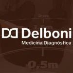 Miniatura de projeto em realidade aumentada (AR) desenvolvido para a Delboni Medicina Diagnóstica, com logotipo em branco sobre fundo marrom.