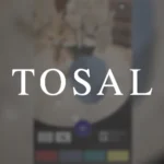 Miniatura de projeto em realidade aumentada para a Tosal, com logotipo branco centralizado sobre fundo escuro desfocado.