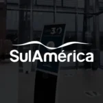 Miniatura do projeto em metaverso desenvolvido para a SulAmérica, com logotipo branco sobre fundo escuro em ambiente corporativo.