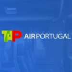 Miniatura do projeto em metaverso da TAP Air Portugal, com logotipo colorido em fundo azul simulando interior de aeronave.