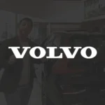 Miniatura do tour virtual em realidade virtual desenvolvido para a Volvo, com logotipo branco centralizado sobre fundo escuro e cenário automotivo.