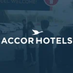 Miniatura do treinamento virtual em vídeo 360º da Accor Hotels, com logotipo em destaque sobre fundo escuro de recepção.
