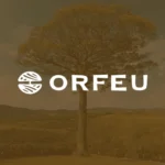 Miniatura do vídeo 360° Café Orfeu, com logotipo em destaque sobre cenário de fazenda e árvore central em tom sépia.