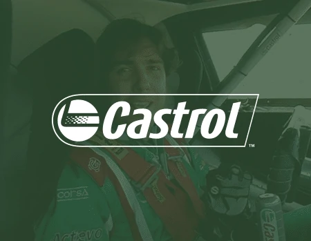 Miniatura do vídeo 360° da Castrol com o piloto Cacá Bueno, logotipo em destaque e cena interna de carro de corrida.