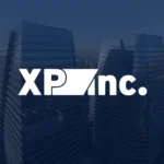 Miniatura do vídeo 360° do Grupo XP, com logotipo branco em destaque sobre fundo de prédios corporativos.