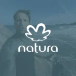 Miniatura do vídeo 360° da Natura, com logotipo branco centralizado sobre fundo azul de paisagem natural.