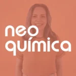 Miniatura do vídeo 360° da Neo Química, com logotipo branco centralizado sobre fundo alaranjado e pessoa ao fundo.