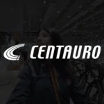 Miniatura do vídeo 360° de onboarding da Centauro, com logotipo branco centralizado sobre fundo escuro em ambiente de loja.