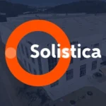 Miniatura do vídeo 360° da Solistica, com logotipo branco dentro de círculo laranja em destaque sobre fundo industrial.
