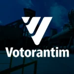 Miniatura do vídeo 360° da Votorantim, com logotipo branco centralizado sobre fundo escuro que mostra estrutura industrial.