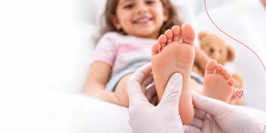 P&eacute;s de beb&ecirc; representando o atendimento de podopediatria da Podologia Guarup&eacute;s